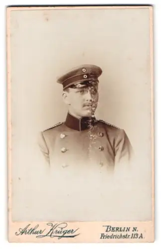 Fotografie Arthur Krüger, Berlin, Friedrichstrasse 113A, Einjährig-Freiwiliiger in Uniform mit Schirmmütze, 1901