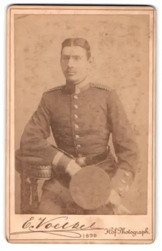 Fotografie E. Voelkel, Neisse, Ring 18, Einjährig-Freiwilliger Unteroffzier in Uniform mit Schirmmütze