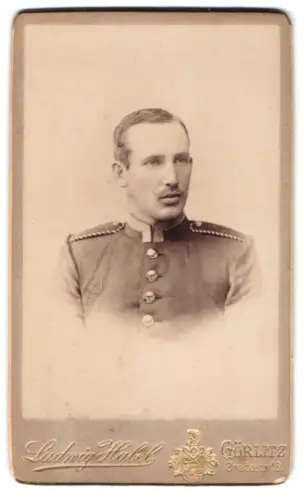 Fotografie Ludwig Habel, Görlitz, Breitestrasse 16, Einjährig-Freiwilliger Unteroffzier in Uniform