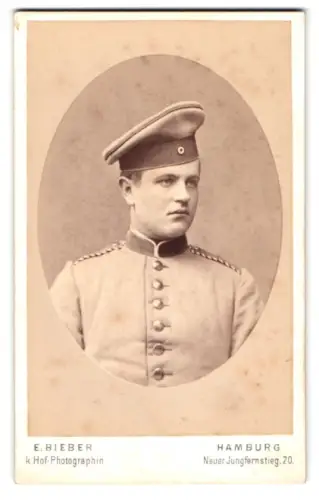 Fotografie E. Bieber, Hamburg, Neuer Jungfernstieg 20, Einjährig-Freiwilliger in Uniform mit Schirmmütze