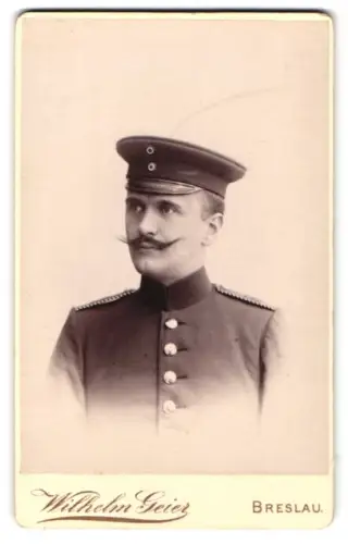 Fotografie Wilhelm Geier, Breslau, Schweidnitzerstrasse 16/18, Einjährig-Freiwilliger in Uniform mit Schirmmütze
