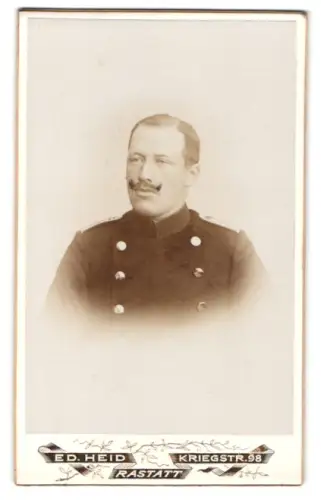 Fotografie Ed. Heid, Rastatt, Kriegstrasse 98, Offizier im Uniformrock