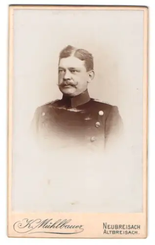 Fotografie K. Mühlbauer, Neubreisach, Offizier im Überrock