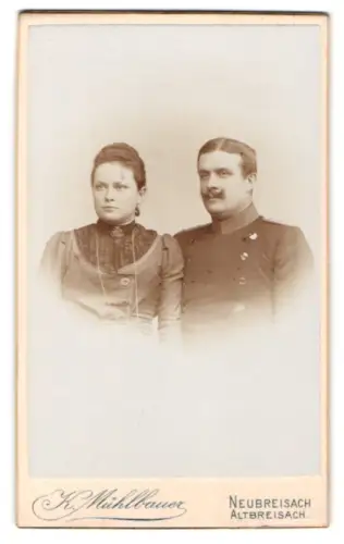 Fotografie K. Mühlbauer, Neubreisach, Offizier im Überrock mit seiner Frau