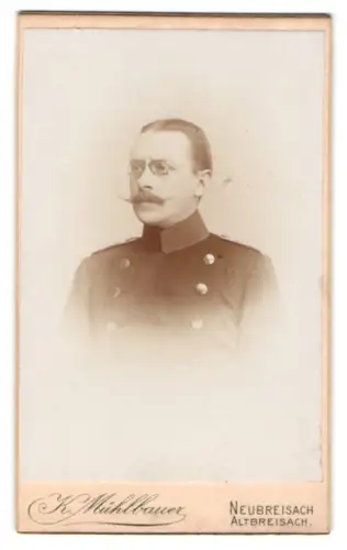 Fotografie K. Mühlbauer, Neubreisach, Offizier im Überrock