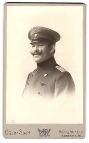 Fotografie Oscar Suck, Karlsruhe i. B., Kaiserstrasse 223, Oberleutnant im Uniformrock mit Schirmmütze