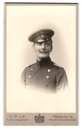 Fotografie C. Ruf, Freiburg i. B., Kaiserstrasse 5, Leutnant im Uniformrock mit Schirmmütze