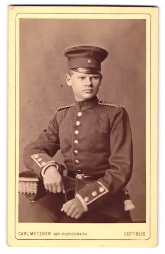 Fotografie Carl Metzner, Cottbus, Schlosskirch-Platz 27b, Einjährig-Freiwilliger in Uniform mit Schirmmütze u. Bajonett