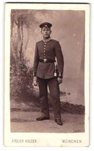 Fotografie Atelier Holzer, München, Garde-Soldat in Uniform mit Schirmmütze und Bajonett
