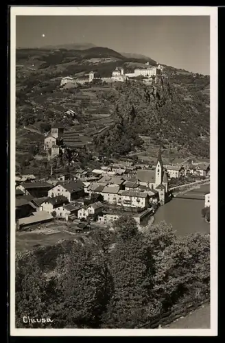 AK Chiusa, Vista panoramica della città e del monastero sulla collina