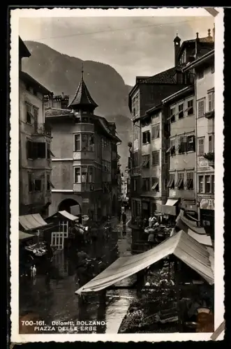 AK Bolzano, Piazza delle Erbe nelle Dolomiti con mercato e edifici storici