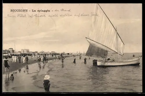 AK Riccione, La spiaggia con barca a vela e bagnanti sulla riva