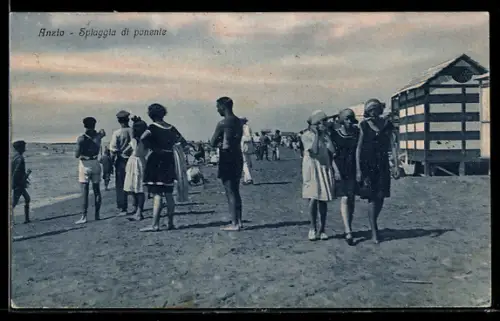 AK Anzio, Spiaggia di ponente con bagnanti e cabine balneari