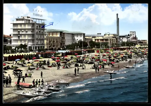 AK Senigallia, Spiaggia e alberghi con ombrelloni colorati e bagnanti sul mare