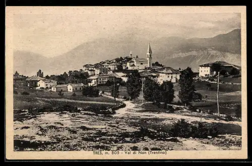 AK Tres /Val di Non, Veduta panoramica del paese con chiesa e monti sullo sfondo