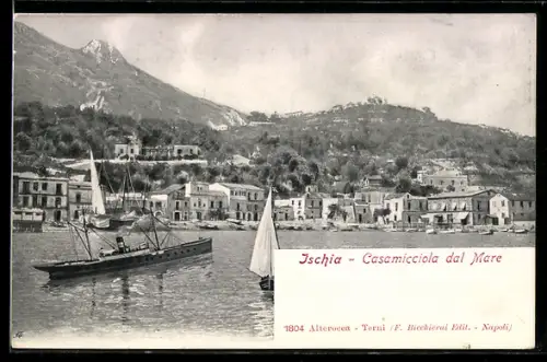AK Ischia, Casamicciola dal mare con barche a vela e montagna sullo sfondo