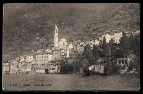 AK Nesso /Lago di Como, Veduta del borgo con chiesa e case lungo la riva