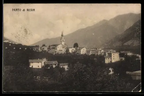 AK Prato di Resia, Vista panoramica del villaggio con montagne sullo sfondo