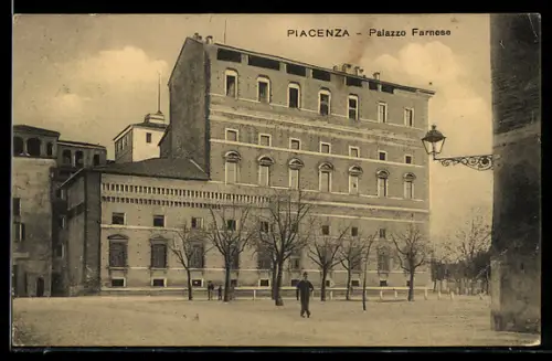 AK Piacenza, Palazzo Farnese con albero e lampione in primo piano