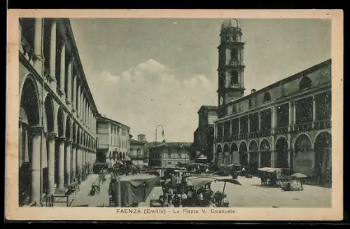 AK Faenza /Emilia, La Piazza V. Emanuele con mercatino e architettura storica