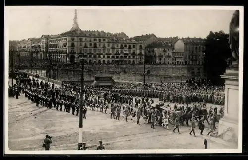 AK Torino, Funerale del Duca d`Aosta lungo il fiume con folla e corteo, 1931