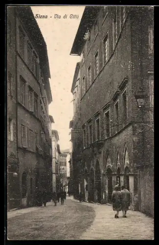 AK Siena, Via di Città con passanti e edifici storici