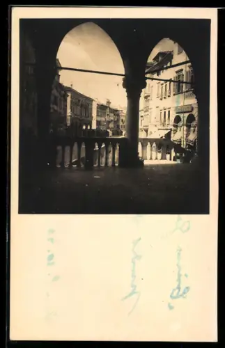 Foto-AK Udine, Vista attraverso gli archi di un palazzo storico