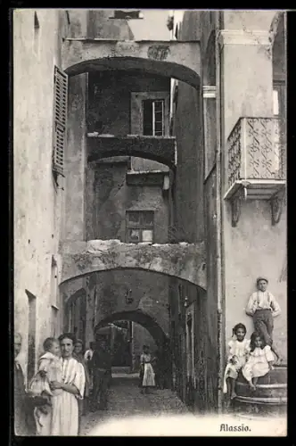 AK Alassio, Viuzza con archi e persone locali