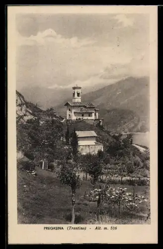 AK Pregasina /Trentino, Vista panoramica con chiesa e montagne sullo sfondo