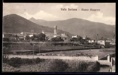 AK Alzano Maggiore /Valle Seriana, Veduta panoramica del paese con campanile e montagne sullo sfondo