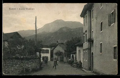 AK Raveo, Piazza Municipio con vista montana