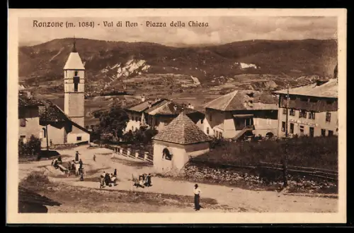 AK Ronzone /Val di Non, Piazza della Chiesa con vista panoramica e persone sullo sfondo