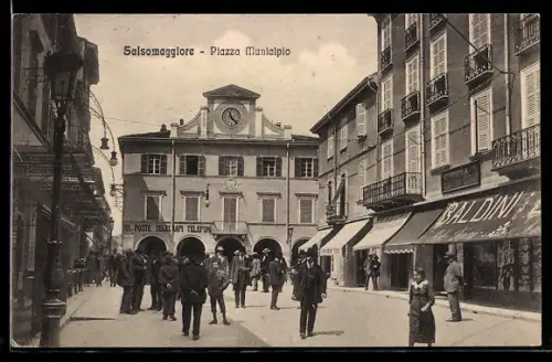 AK Salsomaggiore, Piazza Municipio con passanti e negozi