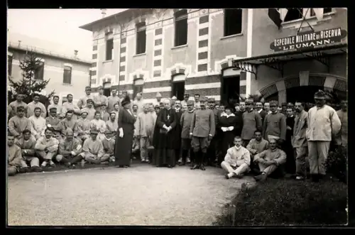 Foto-AK Torino, Ospedale Militare di Riserva Leumann con personale e pazienti davanti all`edificio