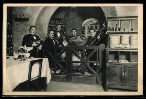 AK Roma, Ristorante Teatro Valle, orchestra nella caratteristica biblioteca