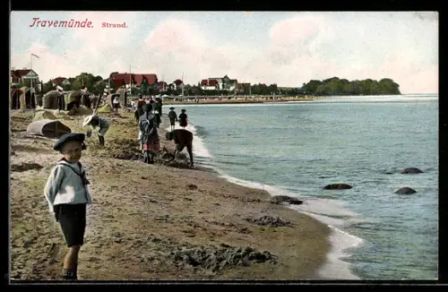 AK Travemünde a. d. Ostsee, ein Junge steht im Sand am Strand