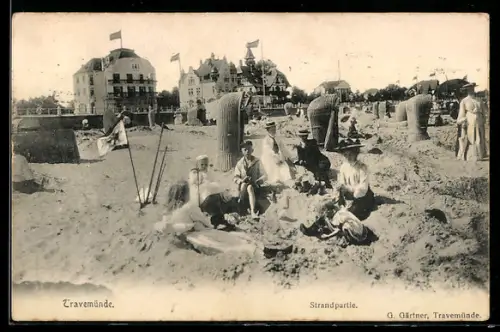 AK Travemünde a.d. Ostsee, eine Familie sitzt am Strand