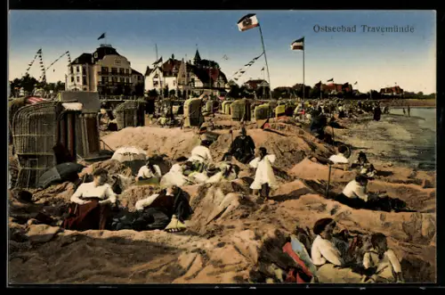 AK Travemünde a. d. Ostsee, Menschen graben am Strand, die Strand-Hotels
