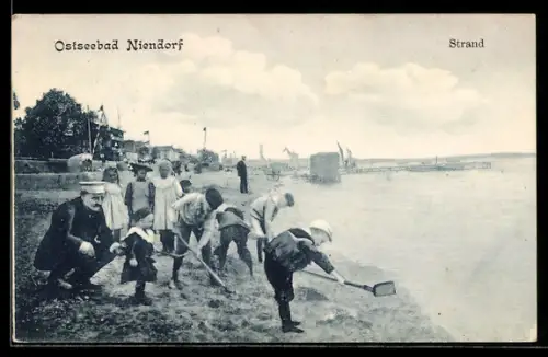 AK Niendorf, Strand, Kinder beim Buddeln am Wasser
