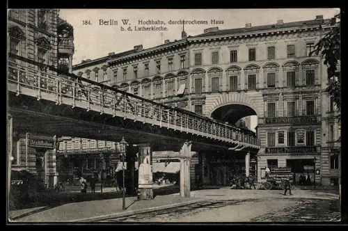 AK Berlin W.-Schöneberg, Hochbahn, durchbrochenes Haus bei der Lutherkirche