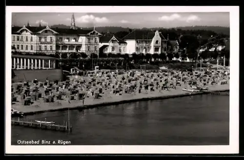 AK Binz a. Rügen, Strand mit Strandkörben und Promenade