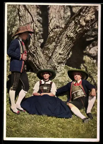 AK Familie in Tiroler Landestrachten aus dem Wipptal
