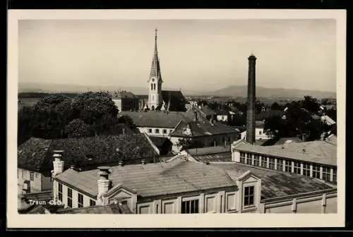 AK Traun, Blick über eine Fabrik zur Kirche