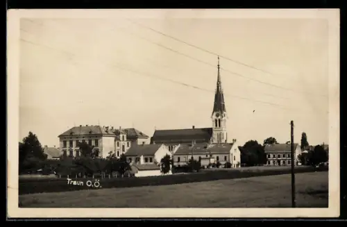 AK Traun /O.-Ö., Ortspartie mit Kirche