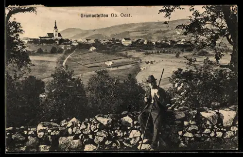 AK Gramastetten /Ob.-Oest., Teilansicht mit Kirche, Wanderer