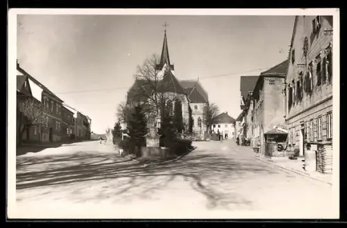 AK Oberneukirchen, Strassenpartie mit Kirche