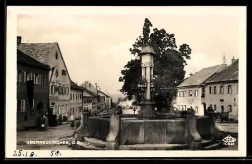 AK Oberneukirchen /O.-Ö., Strassenpartie mit Brunnen