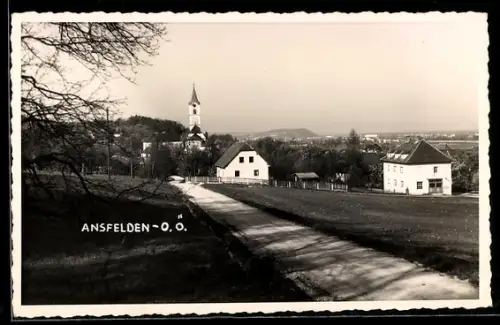 AK Ansfelden /O. Ö., Panorama mit Kirche und Häusern