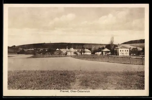 AK Pramet /Ober-Österreich, Panorama mit Gehöften und Feldern