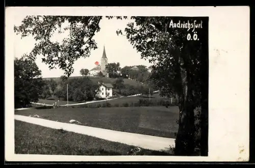 AK Andrichsfurt /O.Ö., Ortsansicht mit Kirche auf dem Hügel